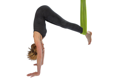 Handstand beim Aerial Yoga